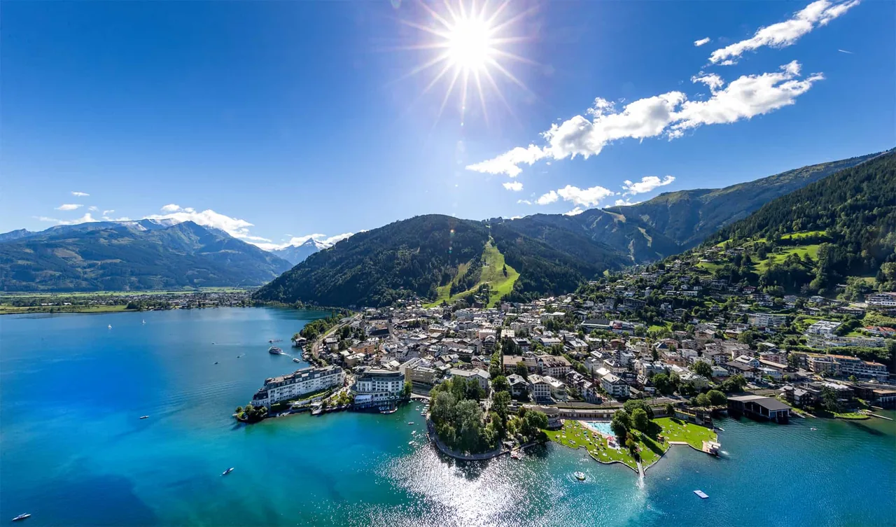 Zell am See mit Zeller See und umliegenden Bergen im Sommer