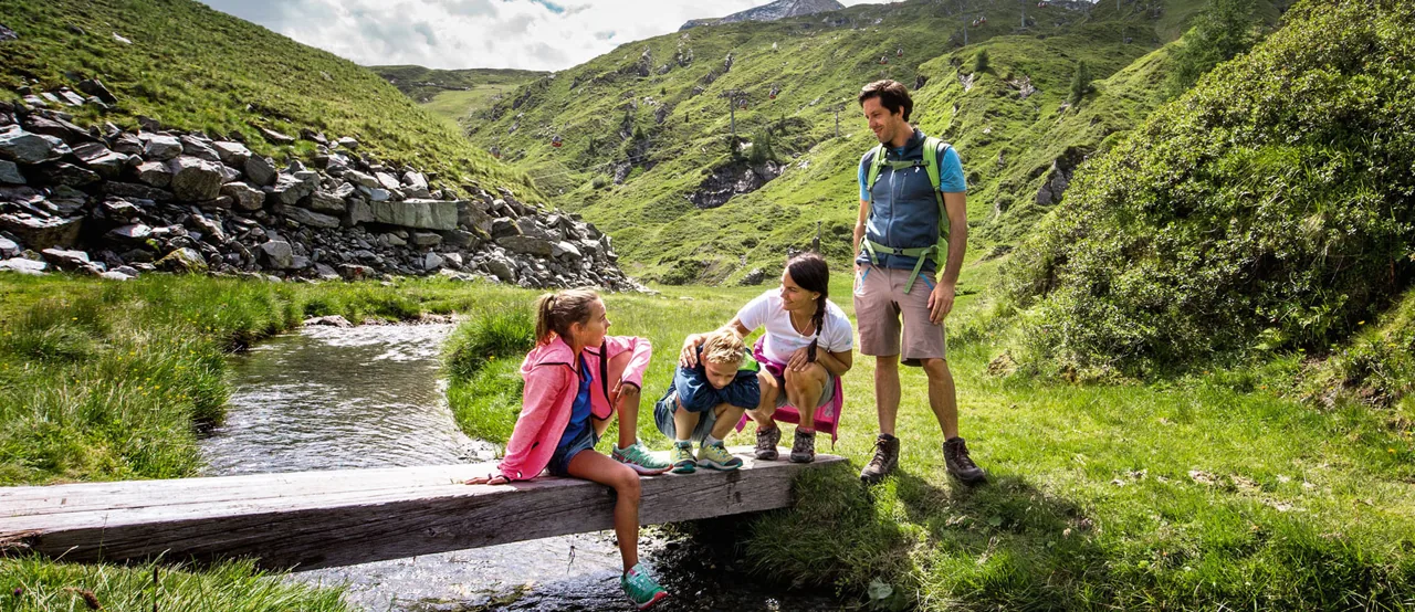 Familie beim Wandern am Kitzsteinhorn
